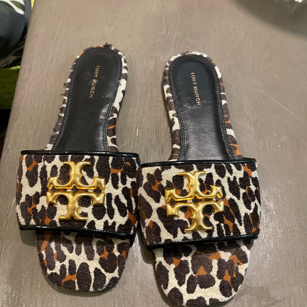 New looking snd condt pair of Tory Burch Slides